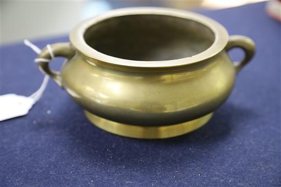 A Chinese bronze gui censer, Xuande mark, 18th/19th century, W. 17cm